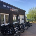 Black Heritage Bikes - Eingang und Parkplätze